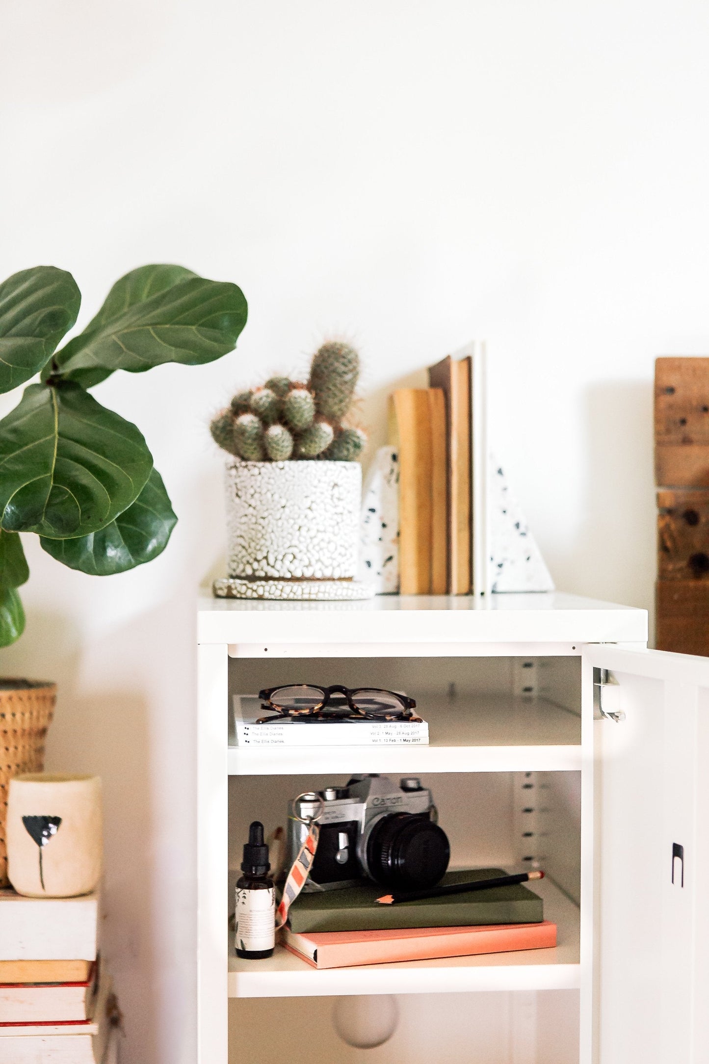 Modern Sideboard Simple Style Coffee Table Cabinet Decorative Storage Cabinet Living Room Multi Display Cabinet Storage Cabinet Easy to Assemble Pink Size: 27.55”H x 13.78”W x 14.96”D