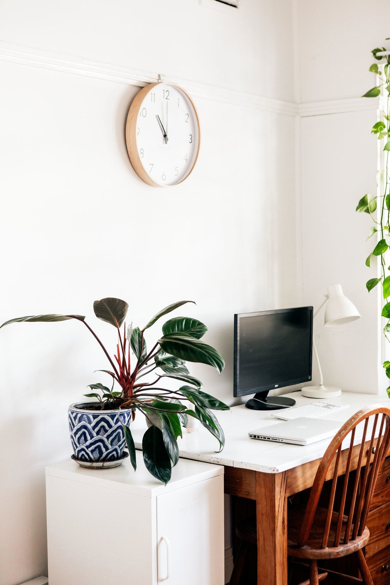 Modern Sideboard Simple Style Coffee Table Cabinet Decorative Storage Cabinet Living Room Multi Display Cabinet Storage Cabinet Easy to Assemble Pink Size: 27.55”H x 13.78”W x 14.96”D